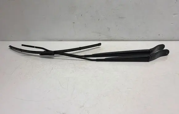 Opel Vivaro Front wiper blade arm 9808465580