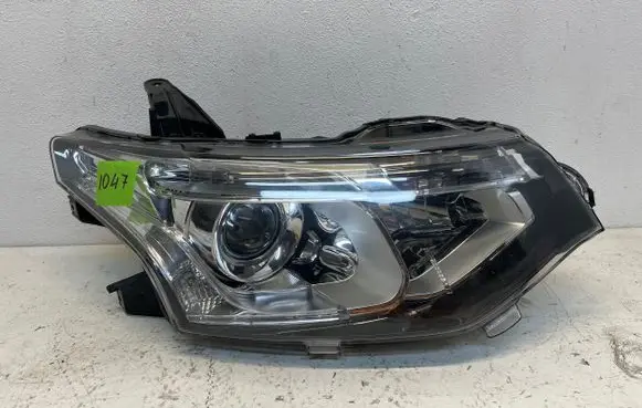 Mitsubishi Outlander Headlight/headlamp 8301c204