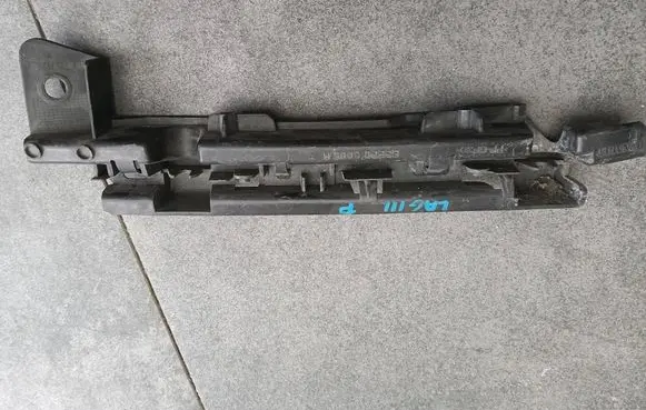 Renault Laguna III Fender mounting bracket 622200006R