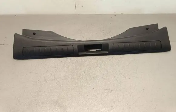 Trunk/boot sill cover protection