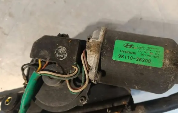 Hyundai Santa Fe Front wiper linkage and motor