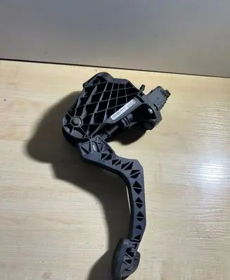 Volkswagen PASSAT B6 Clutch pedal 3C1721059N
