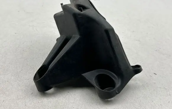 Rear bumper mounting bracket
