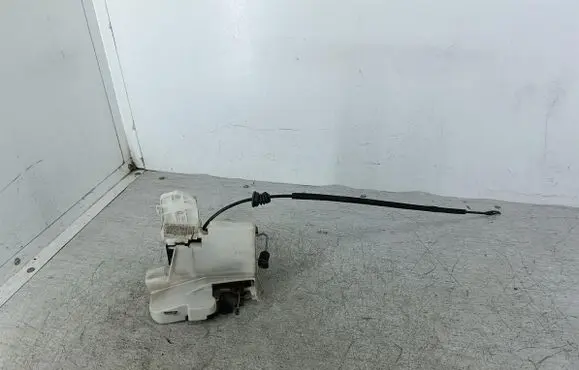 Volkswagen Polo Front door lock 3B1837015X2