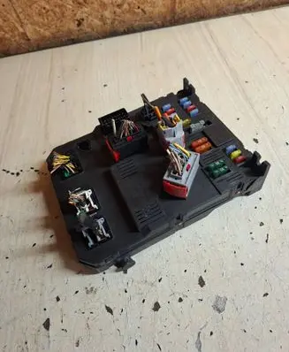 Peugeot 206 Fuse module 9652474680 S118085320D