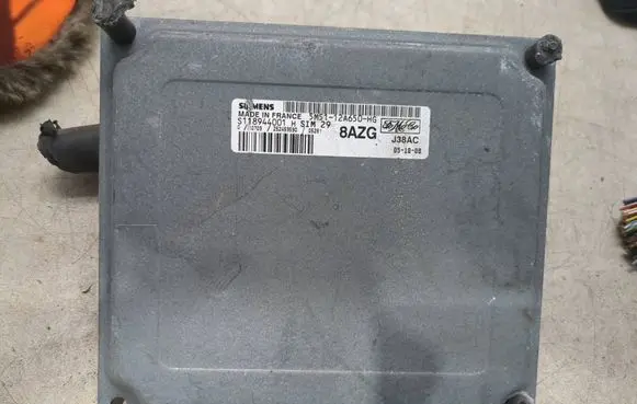 Ford Focus Engine control unit/module 5M5112A650HG S118944001