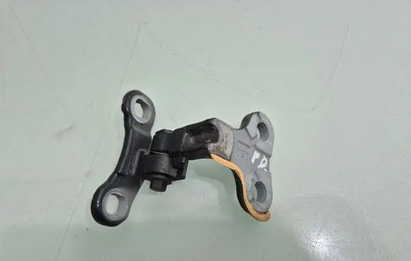 Volvo V50 Front door lower hinge 30784890
