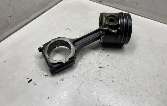 Hyundai Santa Fe Piston with connecting rod