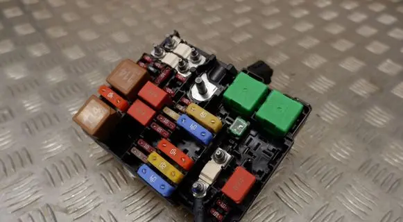 Peugeot 208 Fuse module 9804848580