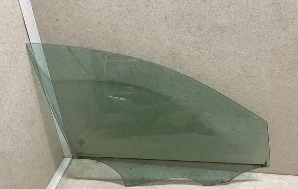Mercedes-Benz C W205 Front door window glass four-door
