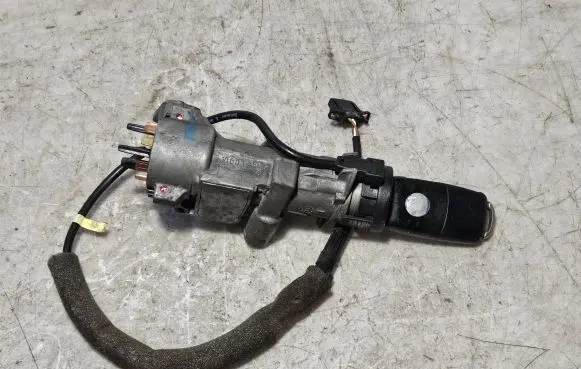 Volkswagen PASSAT B5 Ignition lock 4B0905851A