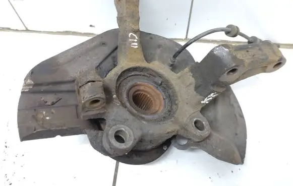 Peugeot 807 Front wheel hub spindle knuckle