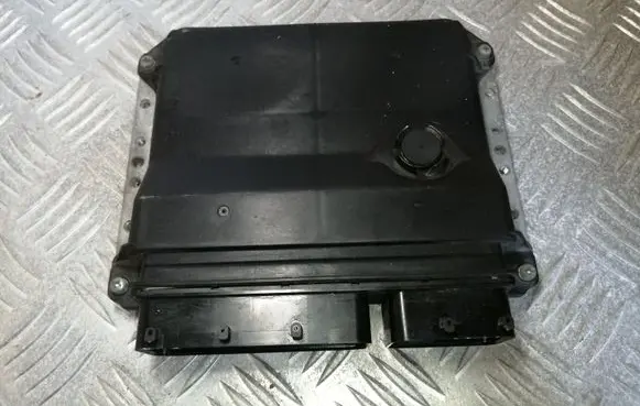 Toyota Avensis T270 Engine control unit/module 8966105D01 MB2759001420 2759001420