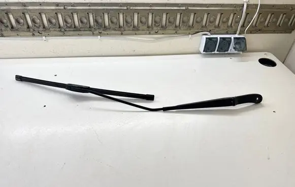 Volkswagen Transporter - Caravelle T5 Front wiper blade arm 7H1955410C