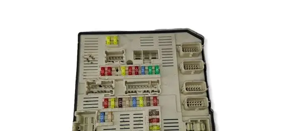 Renault Megane III Fuse module 284B60008R 8229326137 519339311