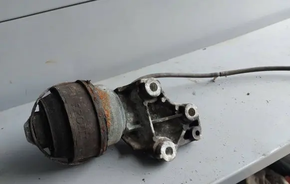 Volvo XC90 Engine mount bracket 8624757