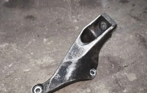 Audi A4 S4 B6 8E 8H Engine mounting bracket 8E0199307S