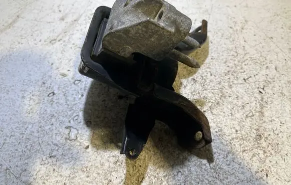 Toyota Auris 150 Engine mount bracket