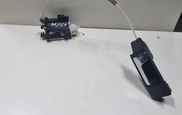 Audi A6 S6 C4 4A Front door lock 4A0173