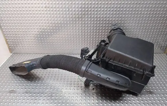 Mercedes-Benz A W176 Air filter box S26380483 A6070900101