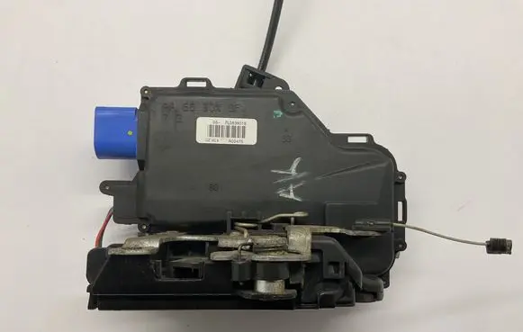 Volkswagen Jetta V Front door lock 25100D6