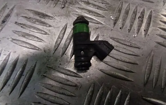 Skoda Fabia Mk1 (6Y) Fuel injector 03E906031