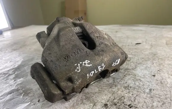 Volkswagen PASSAT B5.5 Front brake caliper