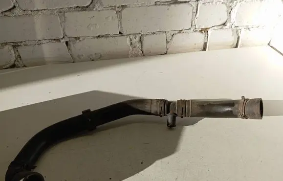 Engine coolant pipe/hose