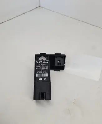 Volkswagen PASSAT B6 Glow plug pre-heat relay 038907281D WLO51299023