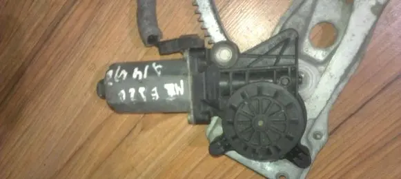 Mercedes-Benz E W210 Front door window regulator motor 0130821671 191743xxx