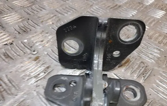 Chrysler Pacifica Front door lower hinge 772A 772