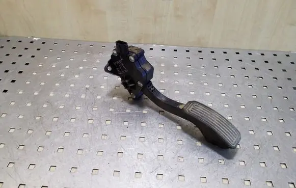Toyota RAV 4 (XA30) Accelerator throttle pedal 7811042010 1988007270