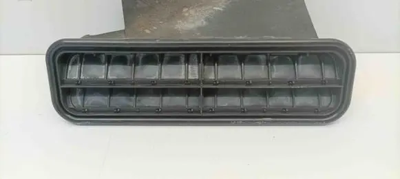 Quarter panel pressure vent
