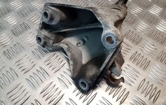 BMW 1 E81 E87 Engine mounting bracket 6781916