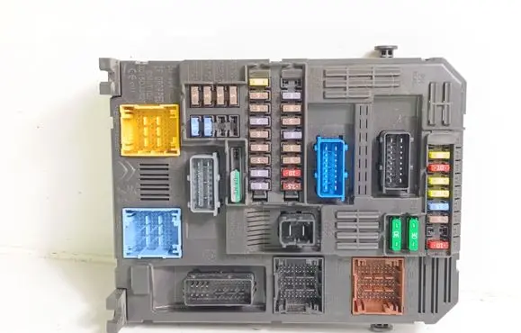 Peugeot 308 Fuse module 9819851280 2015DJ3828