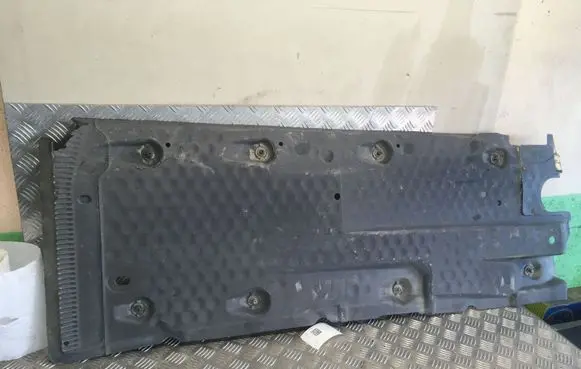 Center/middle under tray cover