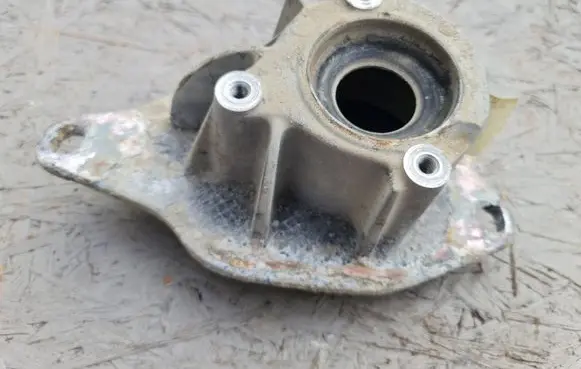 Volvo V70 Front shock absorber mounting bracket 8672094 38330357