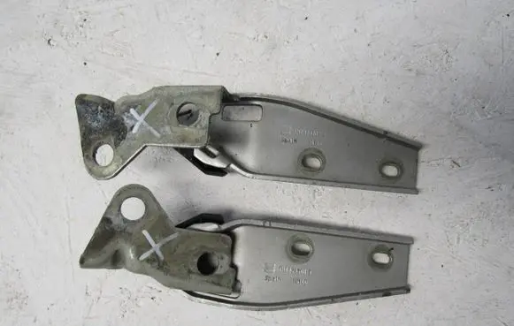 Seat Toledo II (1M) Engine bonnet/hood hinges 1M0823302B
