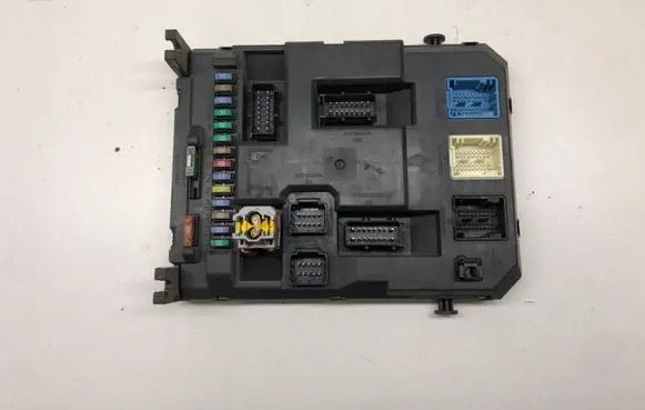 Peugeot 207 Fuse module 9664983180