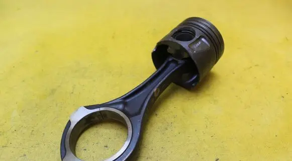 Mercedes-Benz Sprinter W906 Piston with connecting rod
