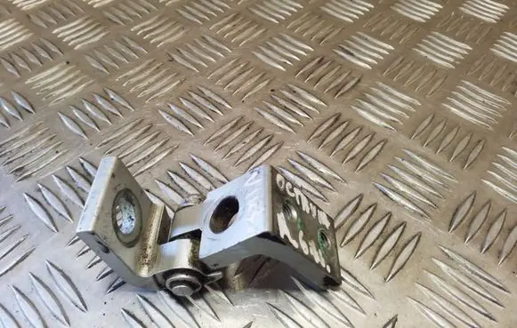 Skoda Octavia Mk2 (1Z) Rear door upper hinge 1Z0833402B