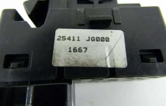Nissan X-Trail T30 Electric window control switch 25411JG000