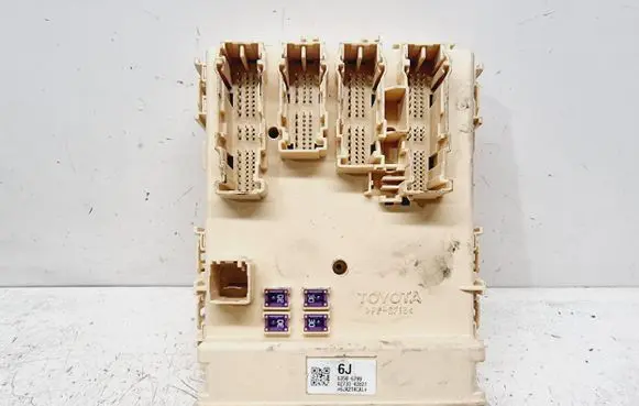 Toyota RAV 4 (XA40) Fuse module 8273042821