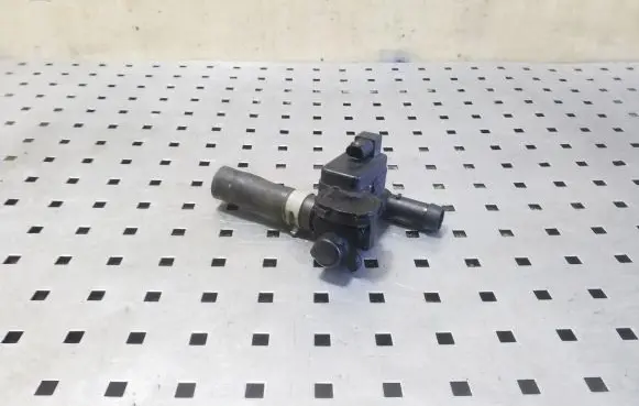 Volkswagen Touareg II Coolant heater control valve 7PP819810A 7P0815371