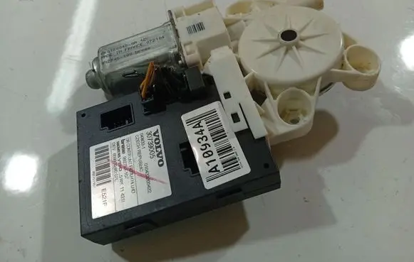 Volvo S40 Front door window regulator motor 30739005