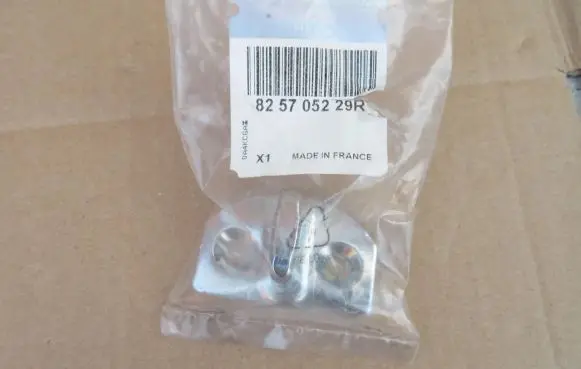Renault Clio V Front door lock loop/hook striker 825705229R