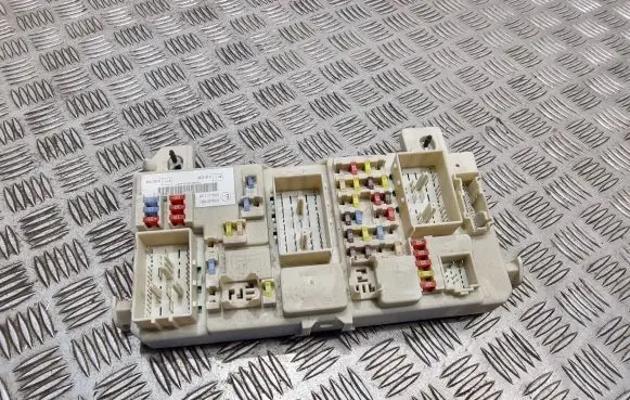 Ford Focus Fuse module 8M5T14014 8T15067 24L12L13