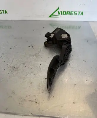 Accelerator throttle pedal