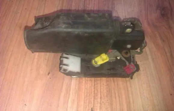 Renault Clio I Front door lock