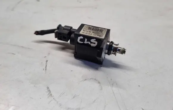 Mercedes-Benz CLS C219 Fuel pressure regulator A2720780189 020147012